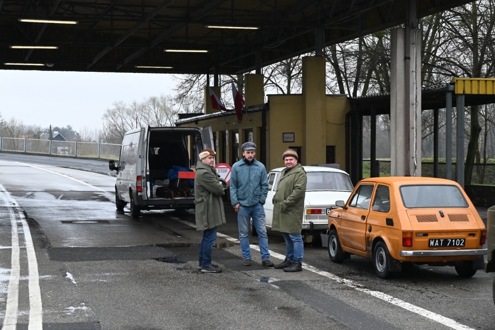 Zdjęcie w galerii na portalu naszraciborz.pl: Chałupki znów przeniosły się do czasów PRL. Na przejściu granicznym kręcili film wiadomości z regionu