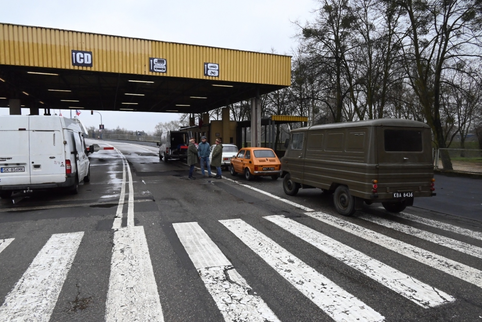 Zdjęcie w galerii na portalu naszraciborz.pl: Chałupki znów przeniosły się do czasów PRL. Na przejściu granicznym kręcili film wiadomości z regionu