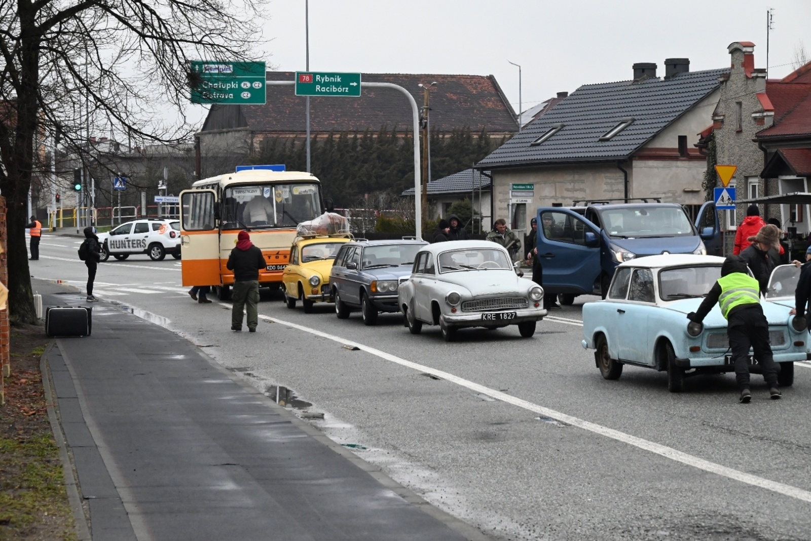 Zdjęcie w galerii na portalu naszraciborz.pl: Chałupki znów przeniosły się do czasów PRL. Na przejściu granicznym kręcili film wiadomości z regionu
