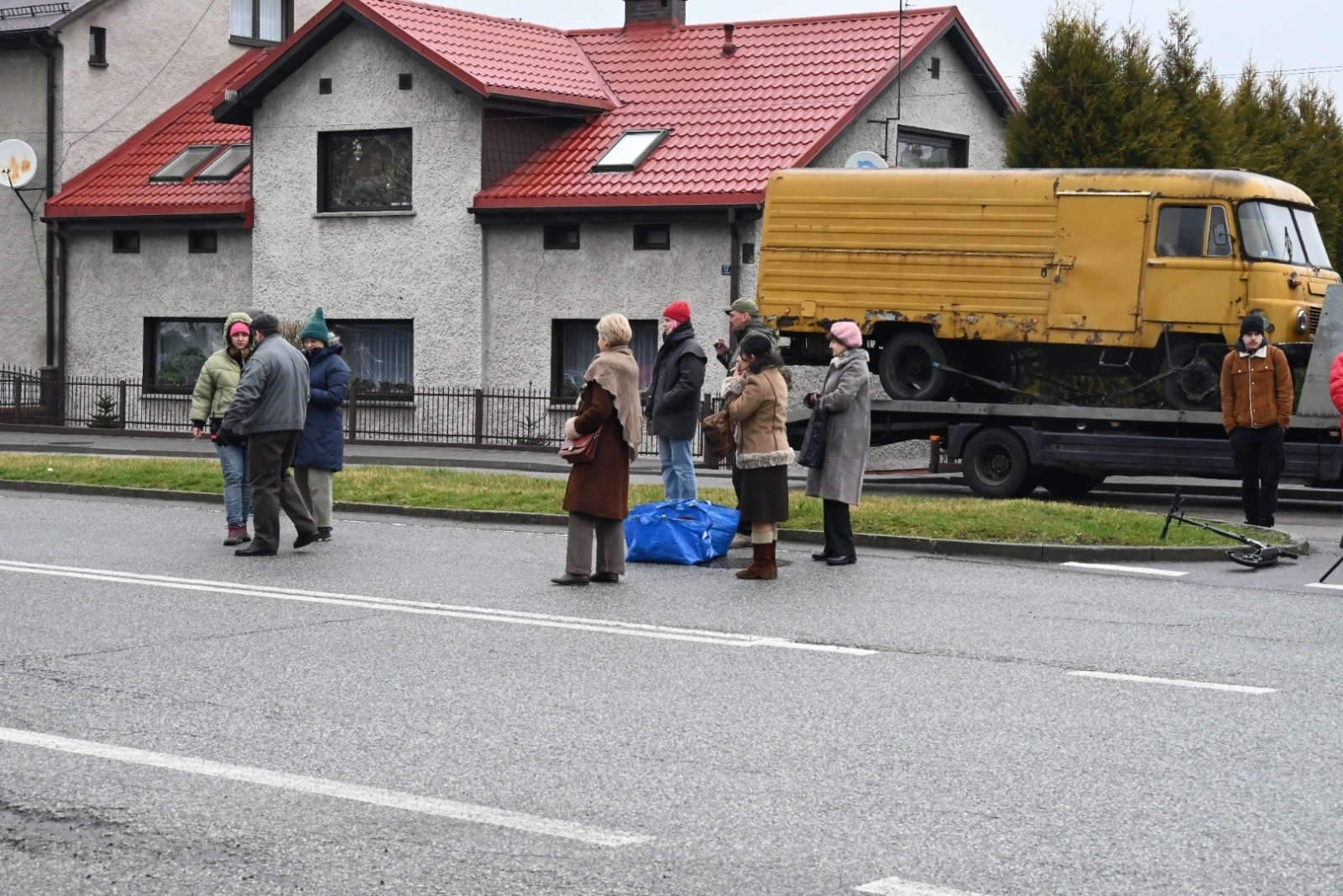 Zdjęcie w galerii na portalu naszraciborz.pl: Chałupki znów przeniosły się do czasów PRL. Na przejściu granicznym kręcili film wiadomości z regionu