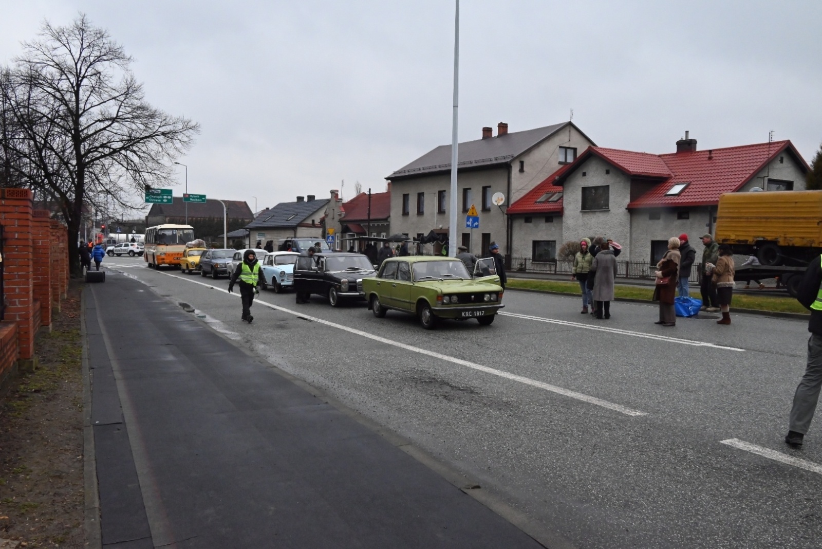 Zdjęcie w galerii na portalu naszraciborz.pl: Chałupki znów przeniosły się do czasów PRL. Na przejściu granicznym kręcili film wiadomości z regionu