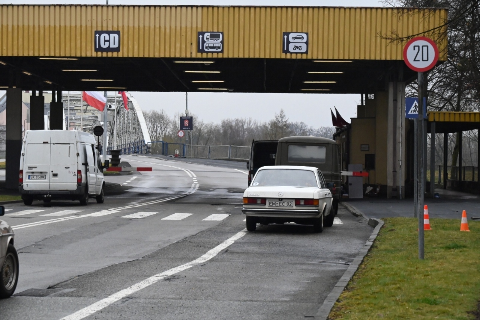 Zdjęcie w galerii na portalu naszraciborz.pl: Chałupki znów przeniosły się do czasów PRL. Na przejściu granicznym kręcili film wiadomości z regionu