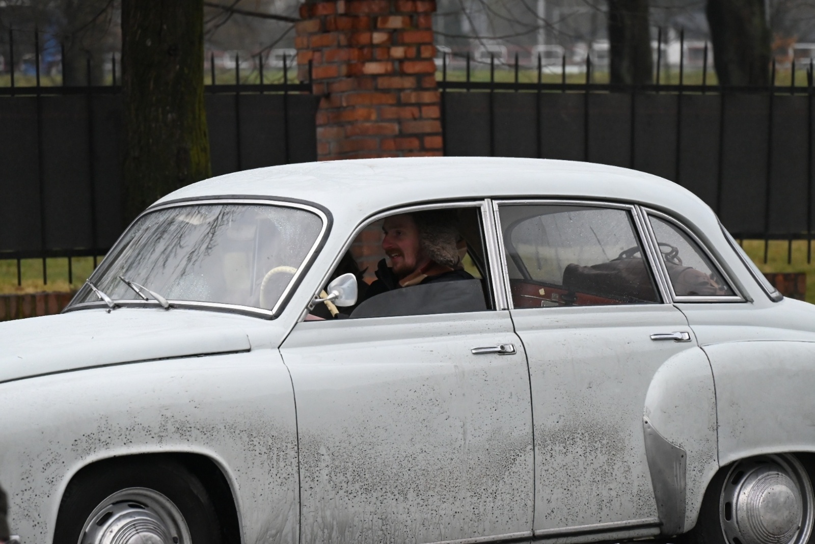 Zdjęcie w galerii na portalu naszraciborz.pl: Chałupki znów przeniosły się do czasów PRL. Na przejściu granicznym kręcili film wiadomości z regionu