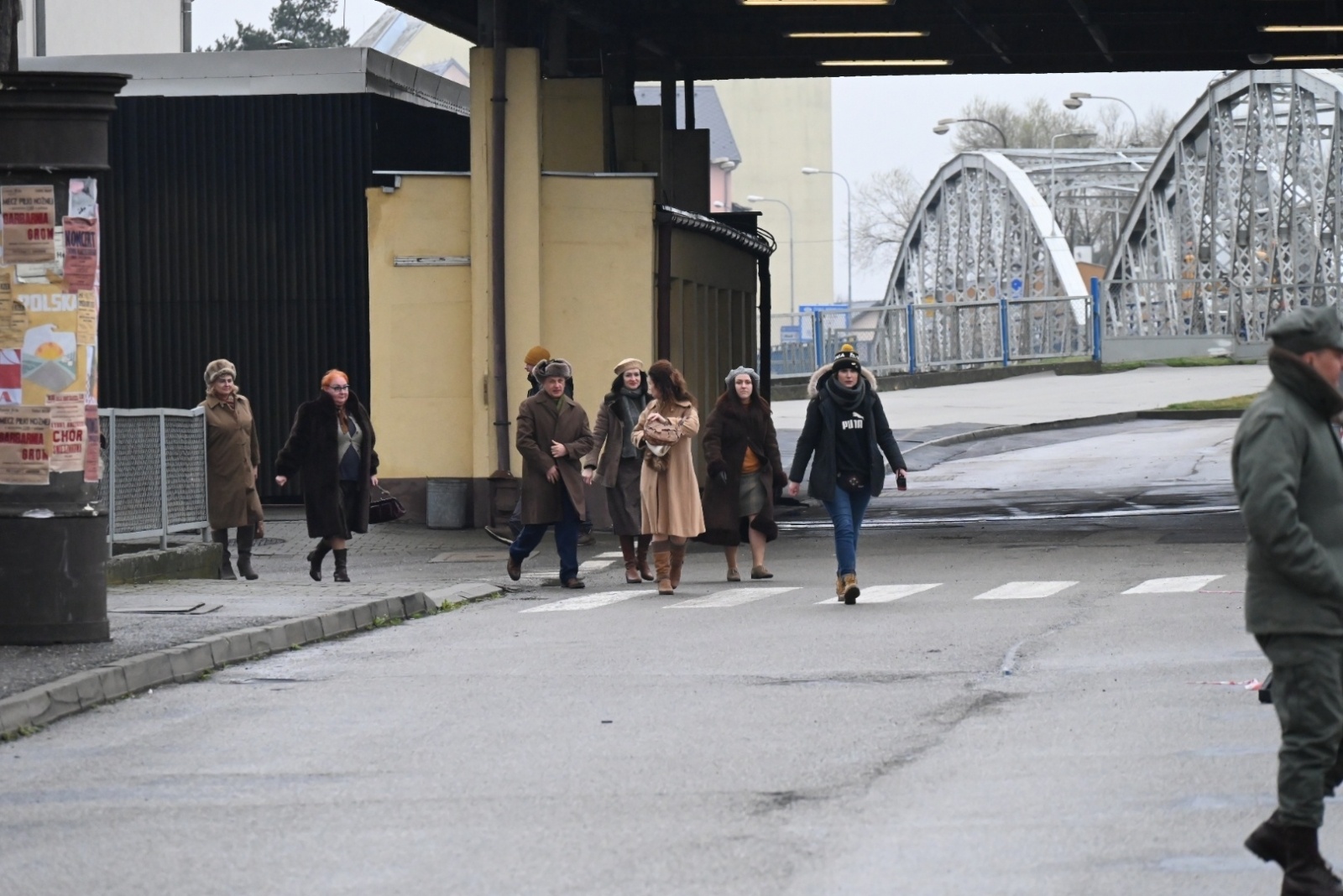 Zdjęcie w galerii na portalu naszraciborz.pl: Chałupki znów przeniosły się do czasów PRL. Na przejściu granicznym kręcili film wiadomości z regionu