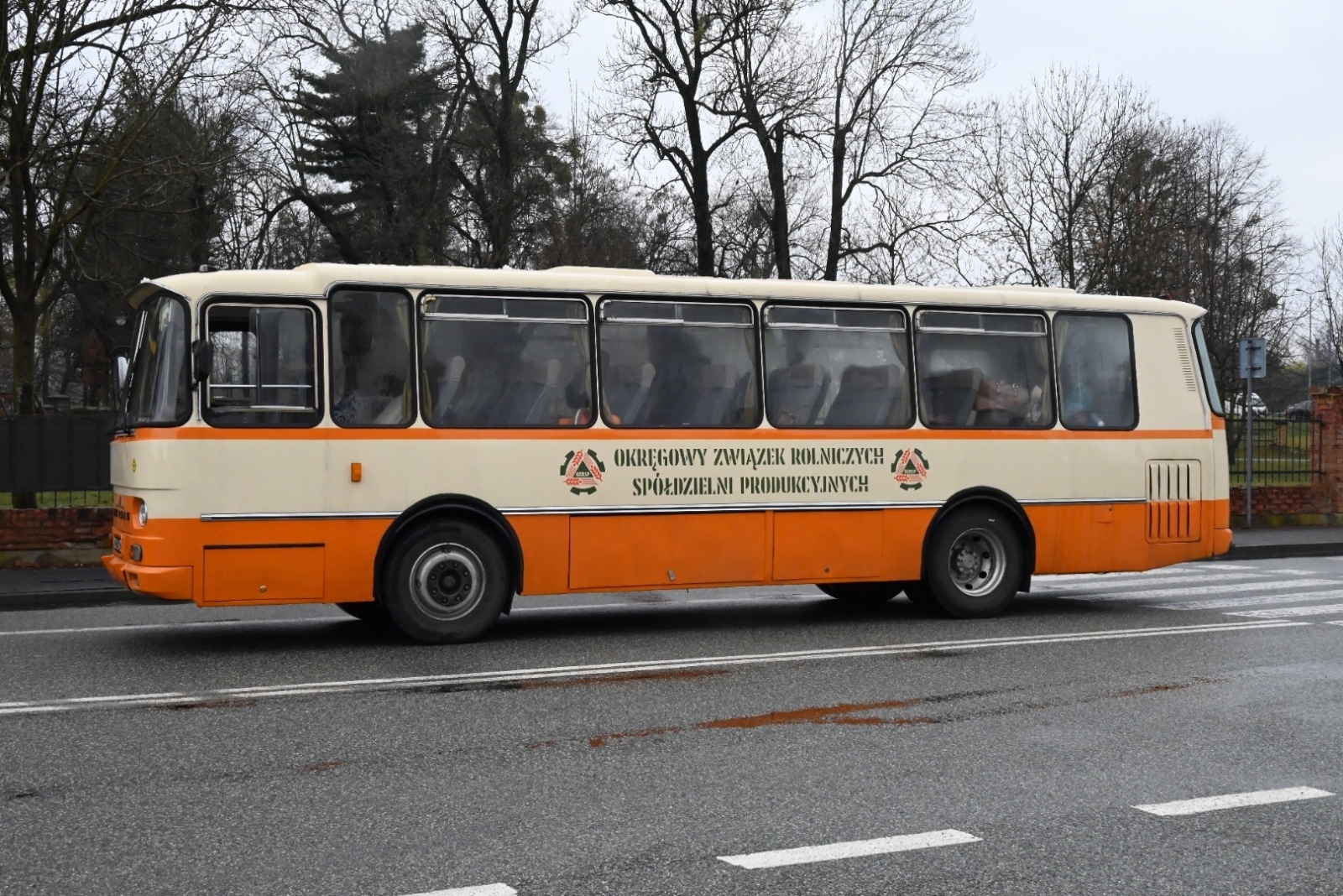 Zdjęcie w galerii na portalu naszraciborz.pl: Chałupki znów przeniosły się do czasów PRL. Na przejściu granicznym kręcili film wiadomości z regionu