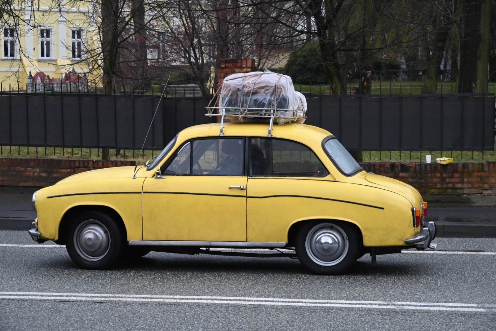 Zdjęcie w galerii na portalu naszraciborz.pl: Chałupki znów przeniosły się do czasów PRL. Na przejściu granicznym kręcili film wiadomości z regionu