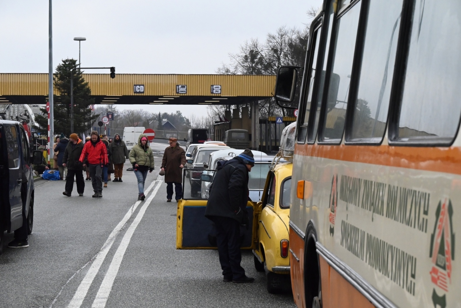 Zdjęcie w galerii na portalu naszraciborz.pl: Chałupki znów przeniosły się do czasów PRL. Na przejściu granicznym kręcili film wiadomości z regionu