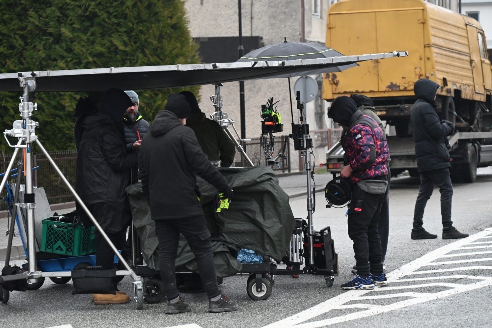 Zdjęcie w galerii na portalu naszraciborz.pl: Chałupki znów przeniosły się do czasów PRL. Na przejściu granicznym kręcili film wiadomości z regionu