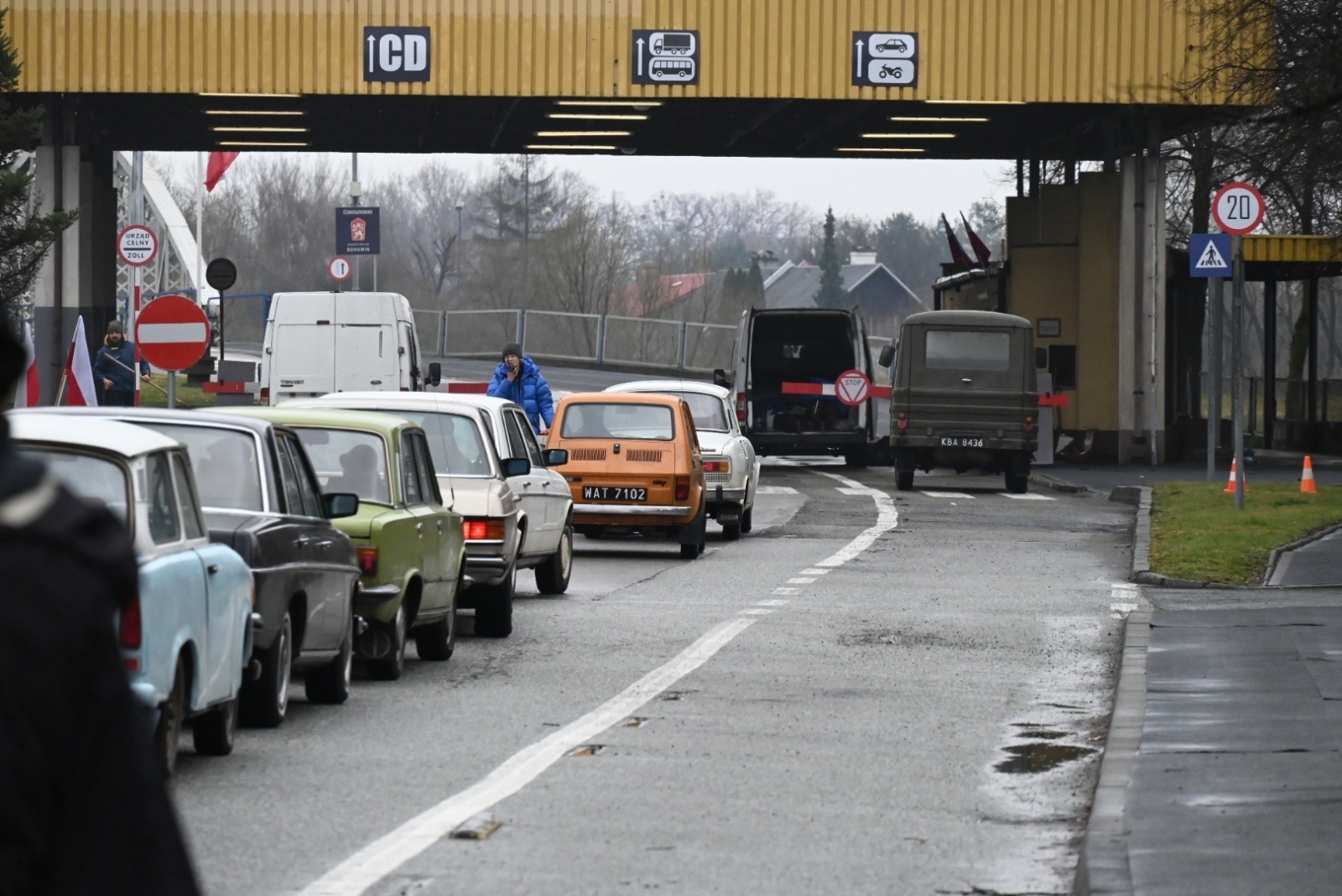 Zdjęcie w galerii na portalu naszraciborz.pl: Chałupki znów przeniosły się do czasów PRL. Na przejściu granicznym kręcili film wiadomości z regionu