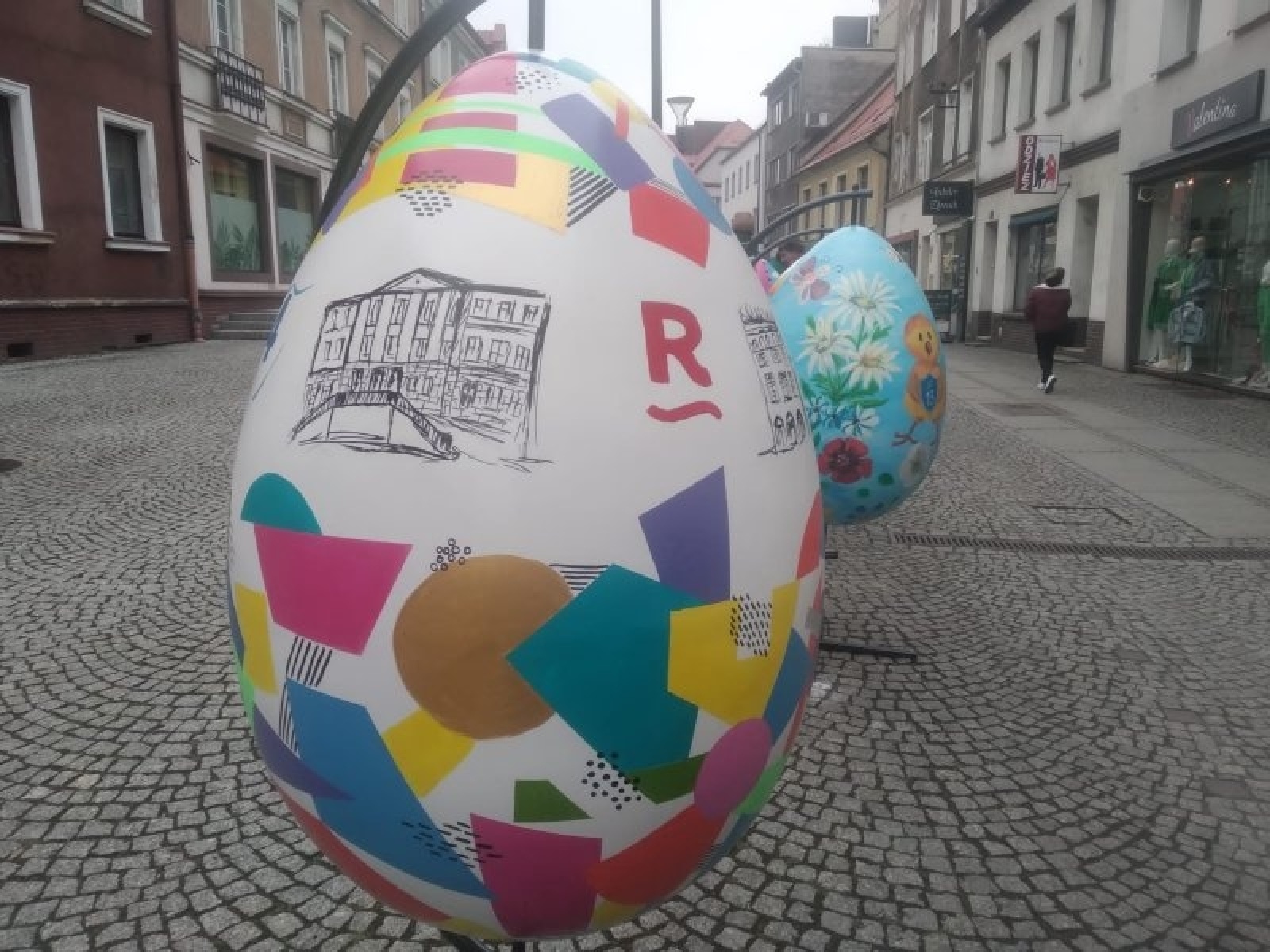 Zdjęcie w galerii na portalu naszraciborz.pl: Wielkanocne pisanki ozdobą ul. Długiej wiadomości z regionu