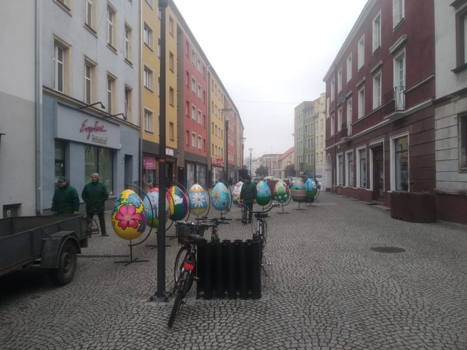 Zdjęcie w galerii na portalu naszraciborz.pl: Wielkanocne pisanki ozdobą ul. Długiej wiadomości z regionu