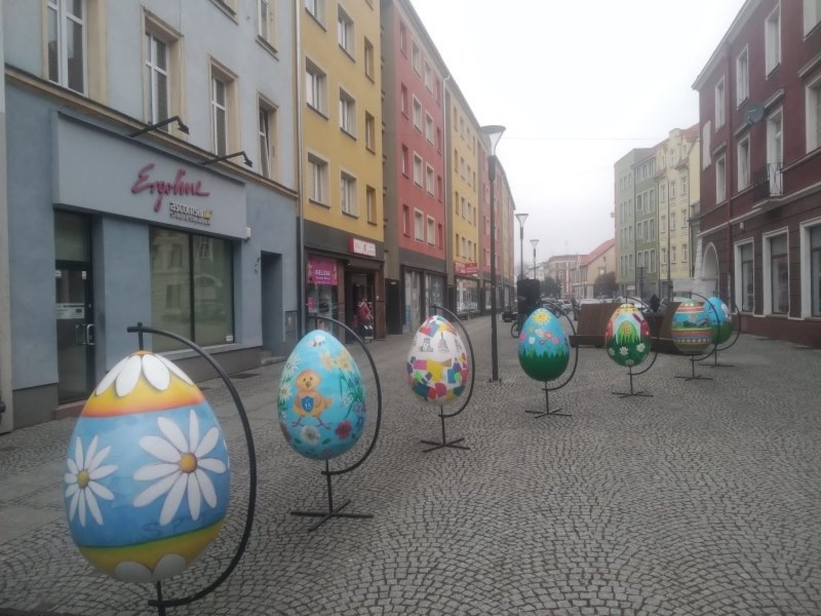 Zdjęcie w galerii na portalu naszraciborz.pl: Wielkanocne pisanki ozdobą ul. Długiej wiadomości z regionu