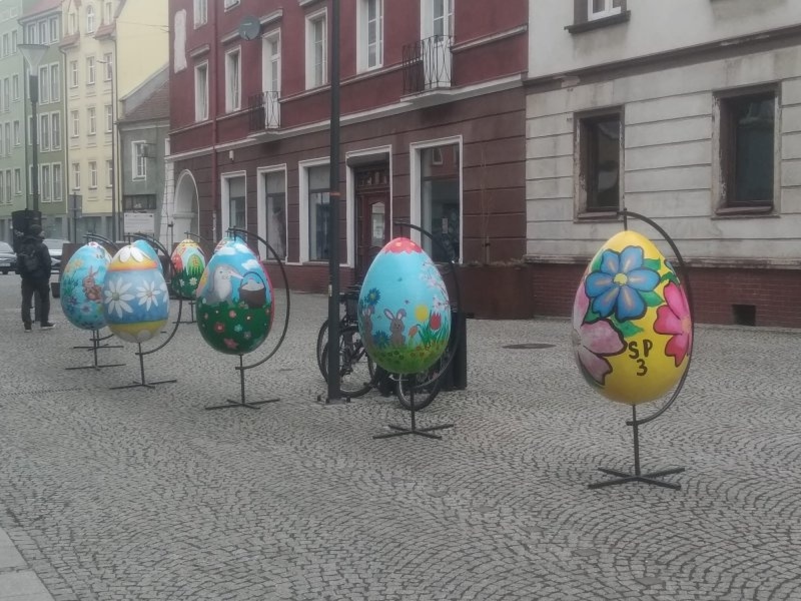 Zdjęcie w galerii na portalu naszraciborz.pl: Wielkanocne pisanki ozdobą ul. Długiej wiadomości z regionu