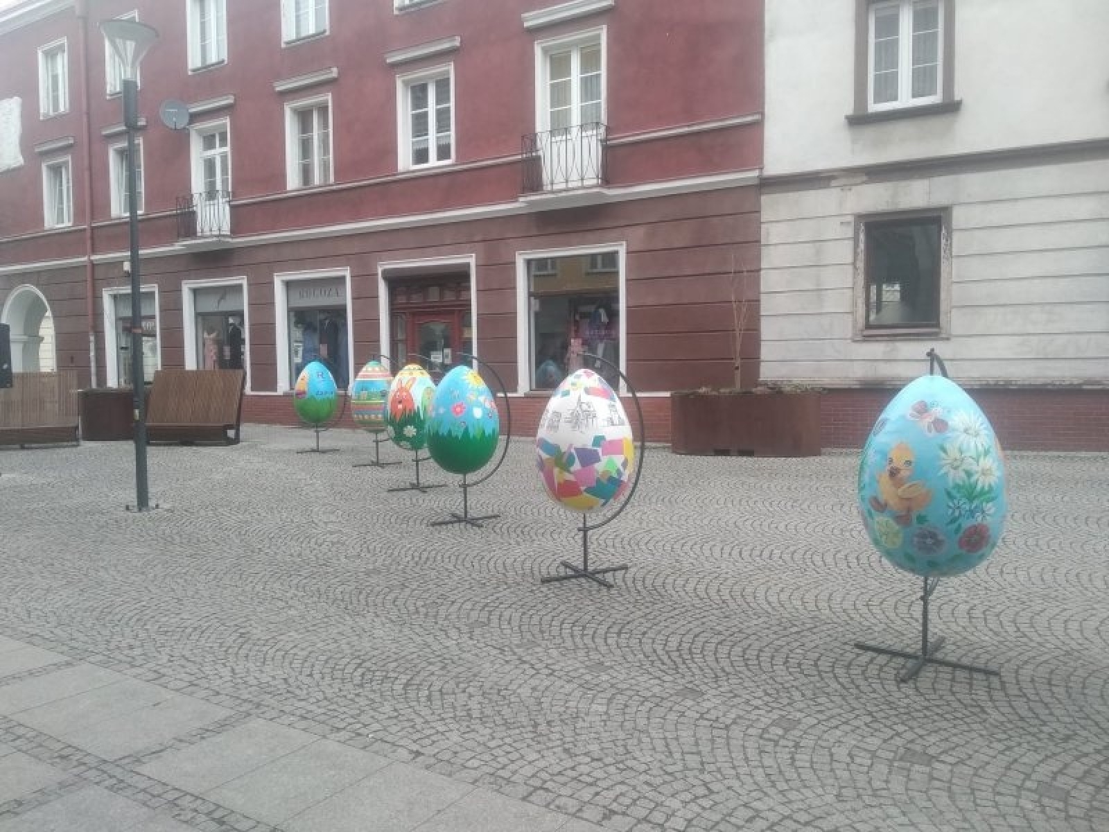 Zdjęcie w galerii na portalu naszraciborz.pl: Wielkanocne pisanki ozdobą ul. Długiej wiadomości z regionu