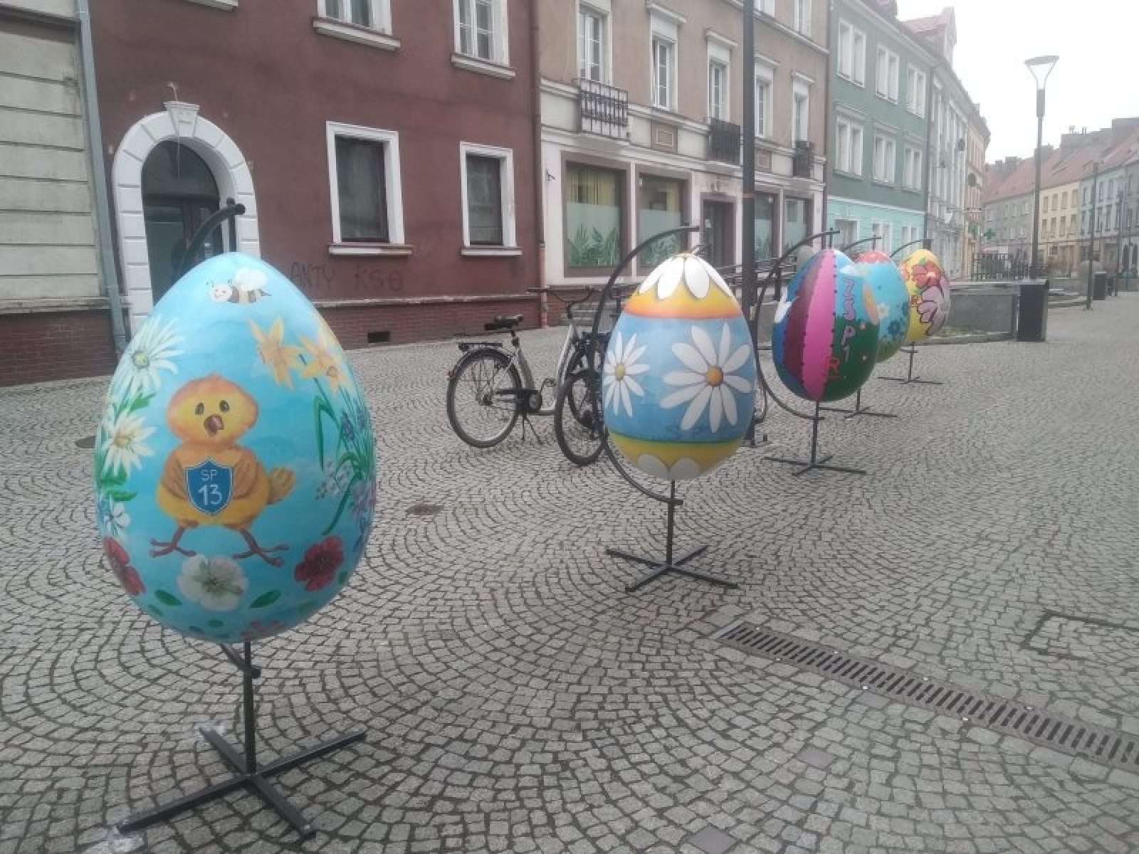 Zdjęcie w galerii na portalu naszraciborz.pl: Wielkanocne pisanki ozdobą ul. Długiej wiadomości z regionu