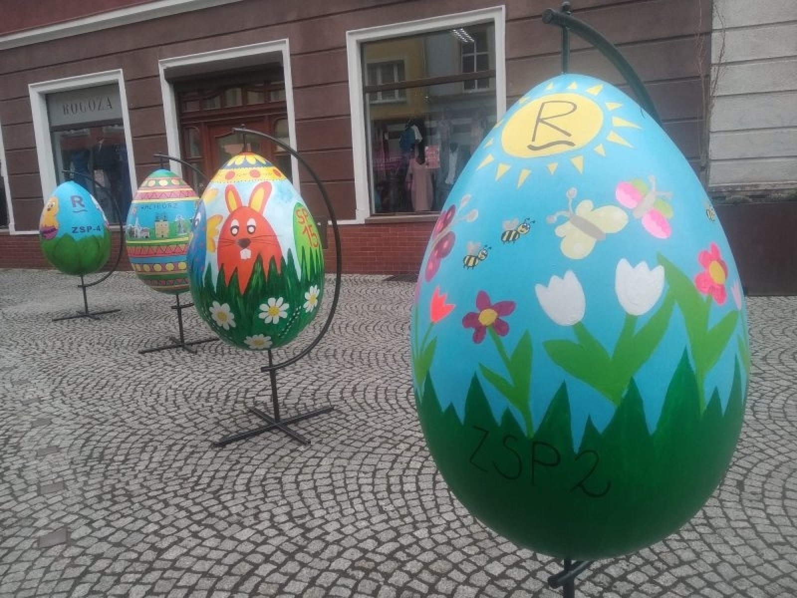 Zdjęcie w galerii na portalu naszraciborz.pl: Wielkanocne pisanki ozdobą ul. Długiej wiadomości z regionu