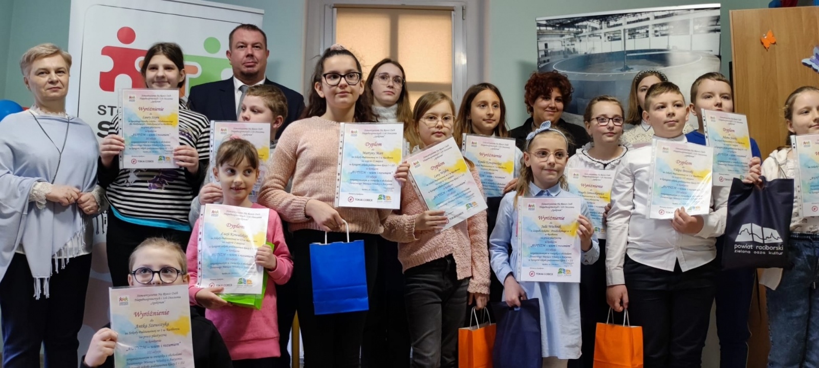 Zdjęcie w galerii na portalu naszraciborz.pl: AUTYZM – wiem i rozumiem. Wręczono nagrody [WIDEO] wiadomości z regionu