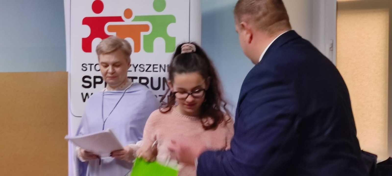 Zdjęcie w galerii na portalu naszraciborz.pl: AUTYZM – wiem i rozumiem. Wręczono nagrody [WIDEO] wiadomości z regionu