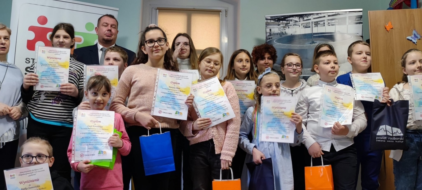 Zdjęcie w galerii na portalu naszraciborz.pl: AUTYZM – wiem i rozumiem. Wręczono nagrody [WIDEO] wiadomości z regionu