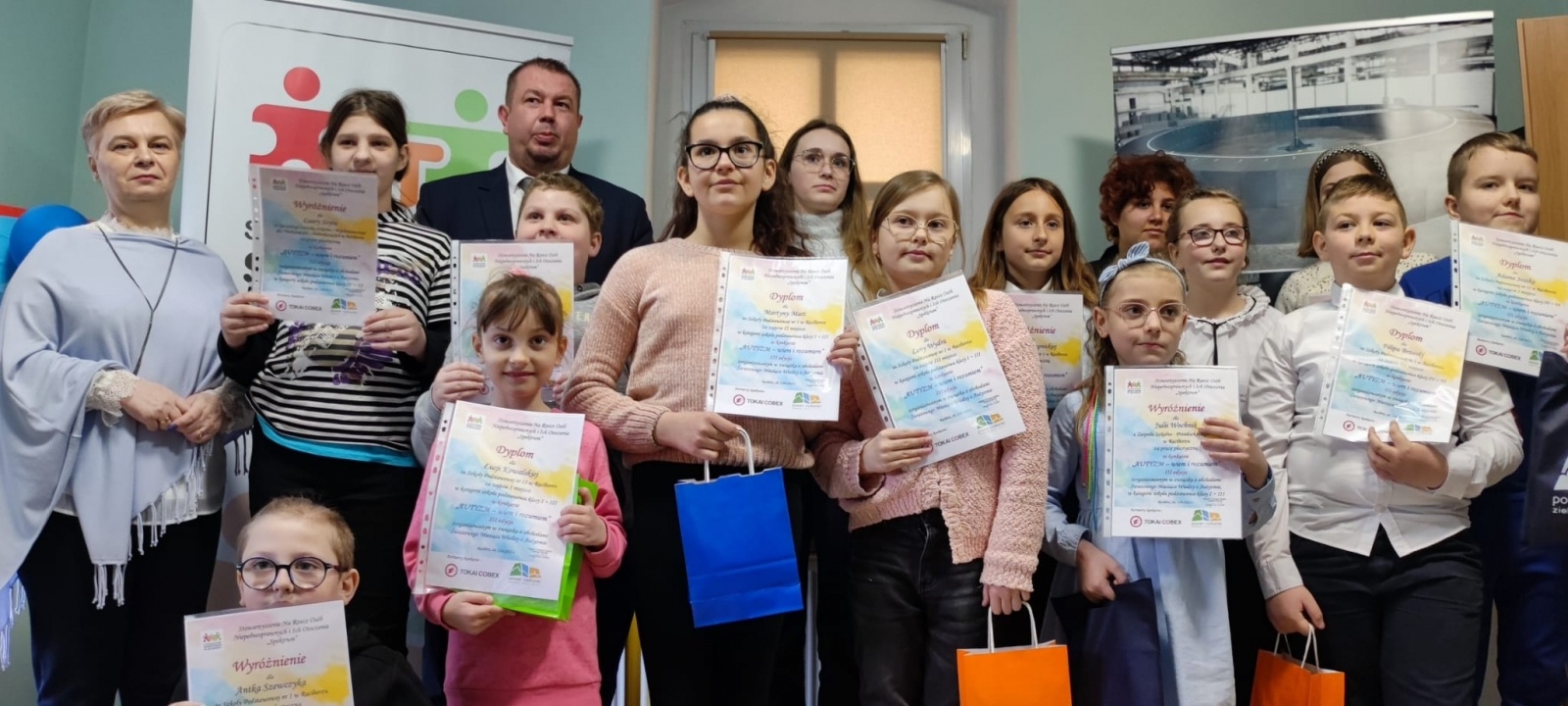 Zdjęcie w galerii na portalu naszraciborz.pl: AUTYZM – wiem i rozumiem. Wręczono nagrody [WIDEO] wiadomości z regionu