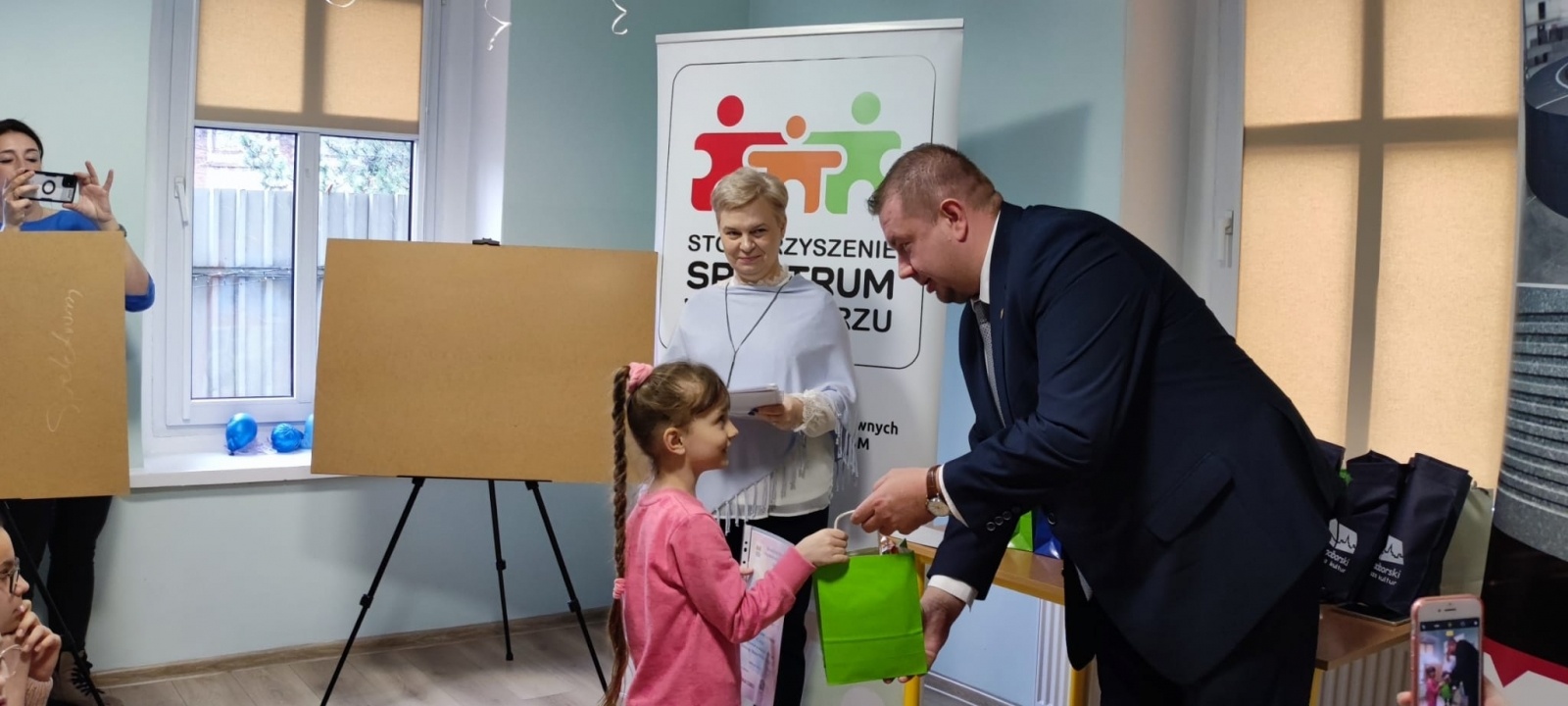Zdjęcie w galerii na portalu naszraciborz.pl: AUTYZM – wiem i rozumiem. Wręczono nagrody [WIDEO] wiadomości z regionu