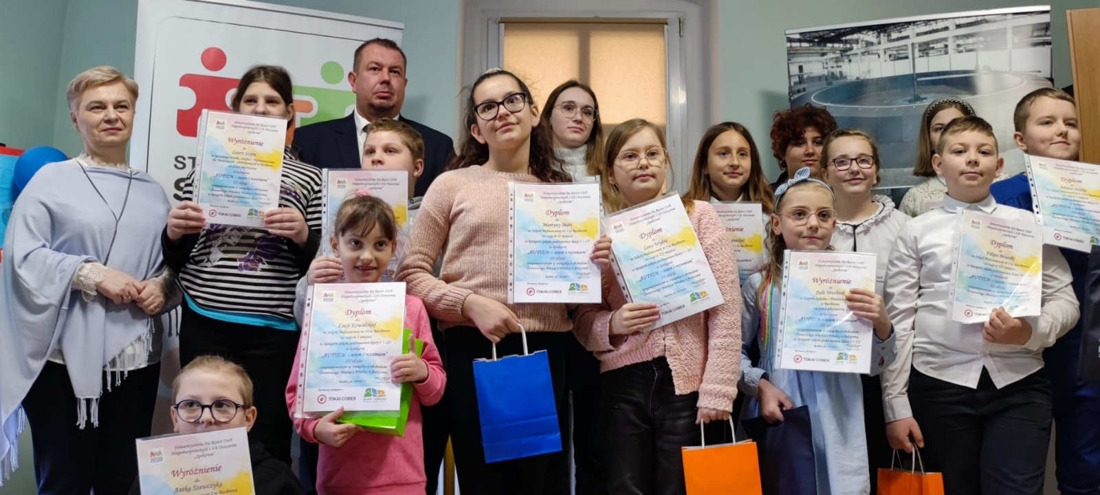 Zdjęcie w galerii na portalu naszraciborz.pl: AUTYZM – wiem i rozumiem. Wręczono nagrody [WIDEO] wiadomości z regionu