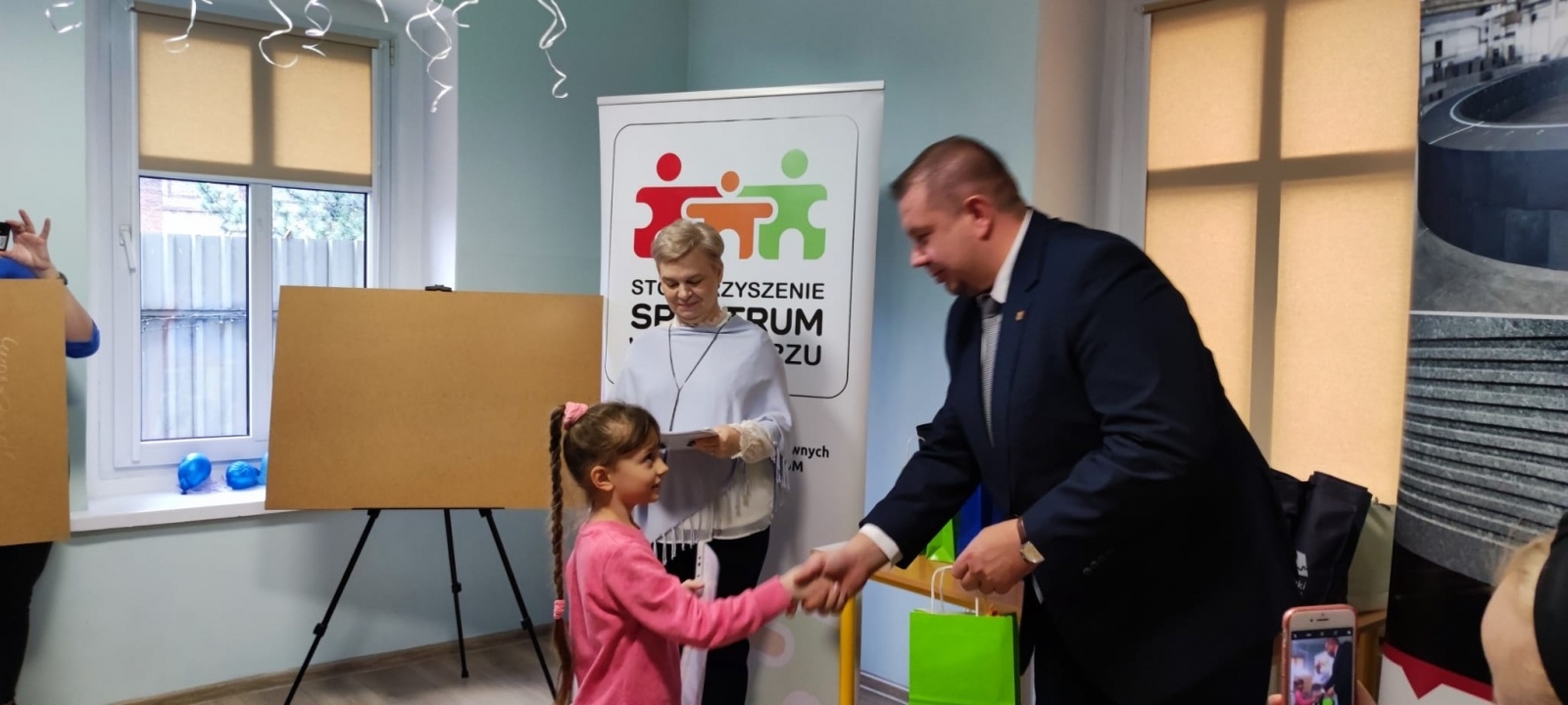 Zdjęcie w galerii na portalu naszraciborz.pl: AUTYZM – wiem i rozumiem. Wręczono nagrody [WIDEO] wiadomości z regionu