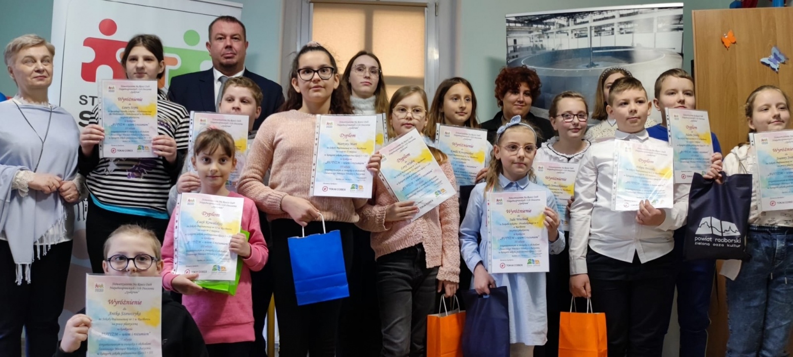 Zdjęcie w galerii na portalu naszraciborz.pl: AUTYZM – wiem i rozumiem. Wręczono nagrody [WIDEO] wiadomości z regionu