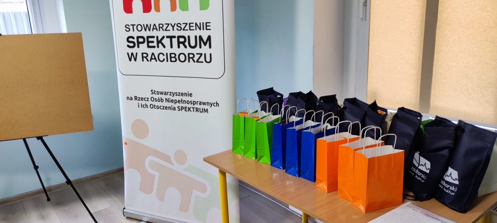 Zdjęcie w galerii na portalu naszraciborz.pl: AUTYZM – wiem i rozumiem. Wręczono nagrody [WIDEO] wiadomości z regionu