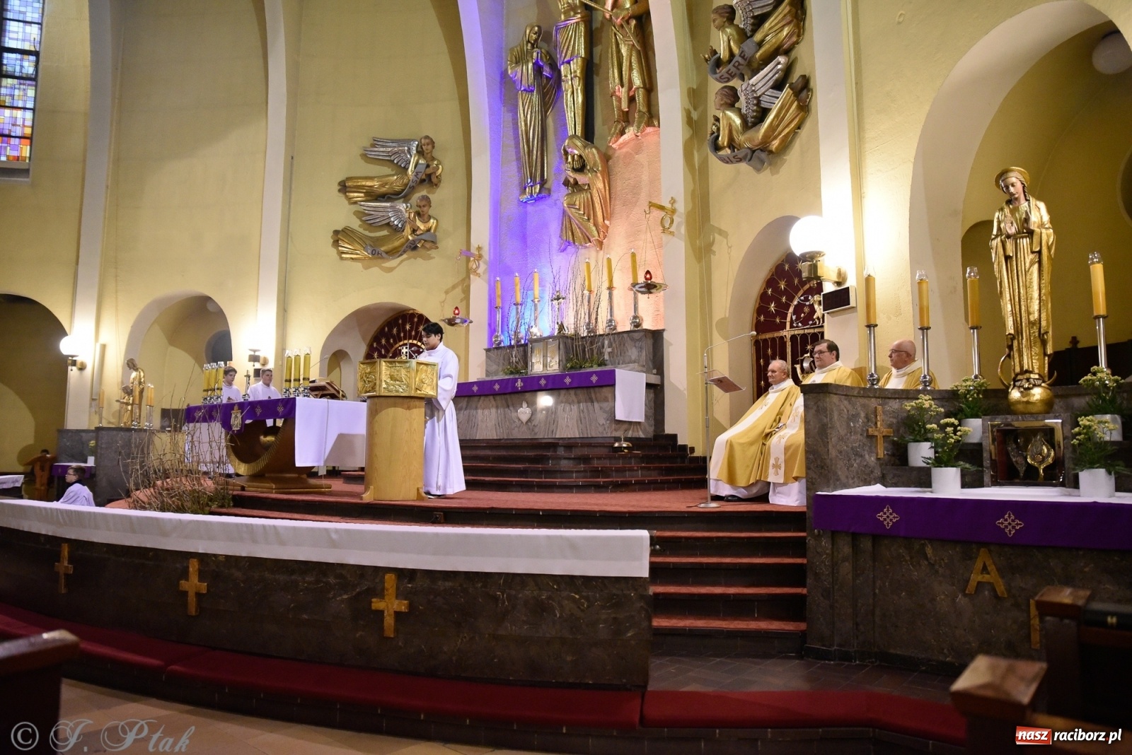 Zdjęcie w galerii na portalu naszraciborz.pl: Szacunek. Wierni z Raciborza wyruszyli na trasę Ekstremalnej Drogi Krzyżowej wiadomości z regionu