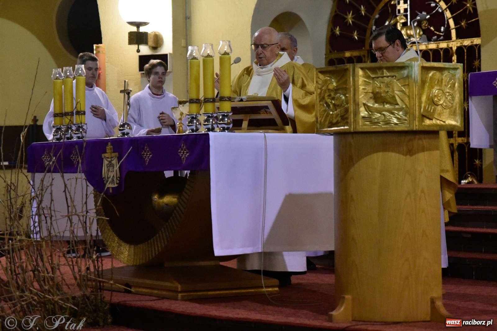 Zdjęcie w galerii na portalu naszraciborz.pl: Szacunek. Wierni z Raciborza wyruszyli na trasę Ekstremalnej Drogi Krzyżowej wiadomości z regionu