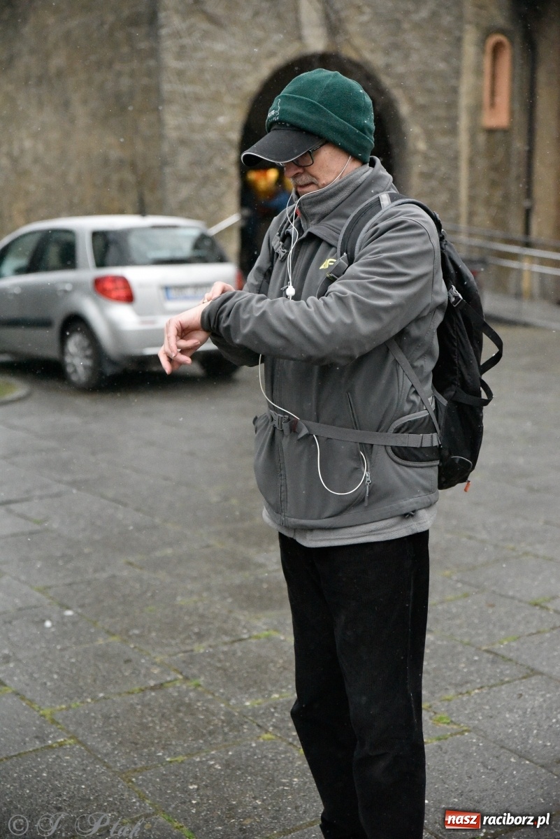 Zdjęcie w galerii na portalu naszraciborz.pl: Szacunek. Wierni z Raciborza wyruszyli na trasę Ekstremalnej Drogi Krzyżowej wiadomości z regionu