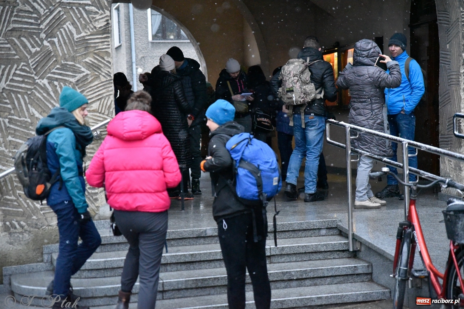 Zdjęcie w galerii na portalu naszraciborz.pl: Szacunek. Wierni z Raciborza wyruszyli na trasę Ekstremalnej Drogi Krzyżowej wiadomości z regionu