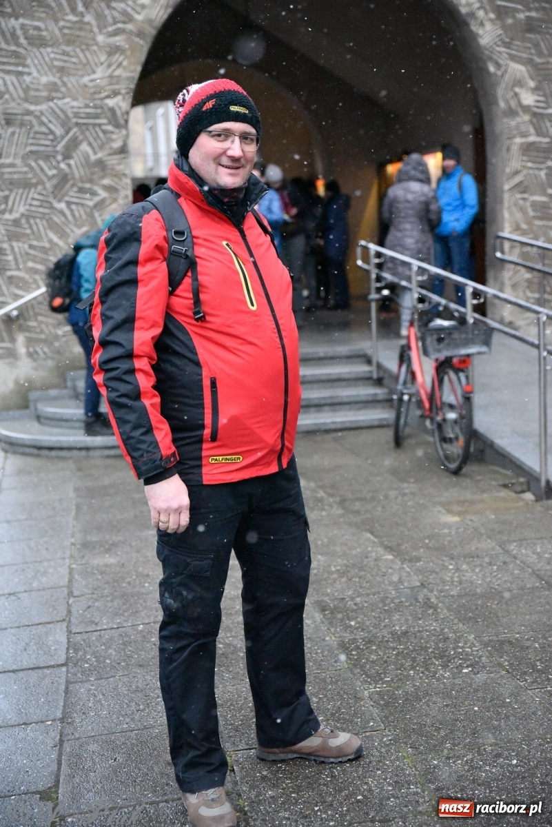 Zdjęcie w galerii na portalu naszraciborz.pl: Szacunek. Wierni z Raciborza wyruszyli na trasę Ekstremalnej Drogi Krzyżowej wiadomości z regionu