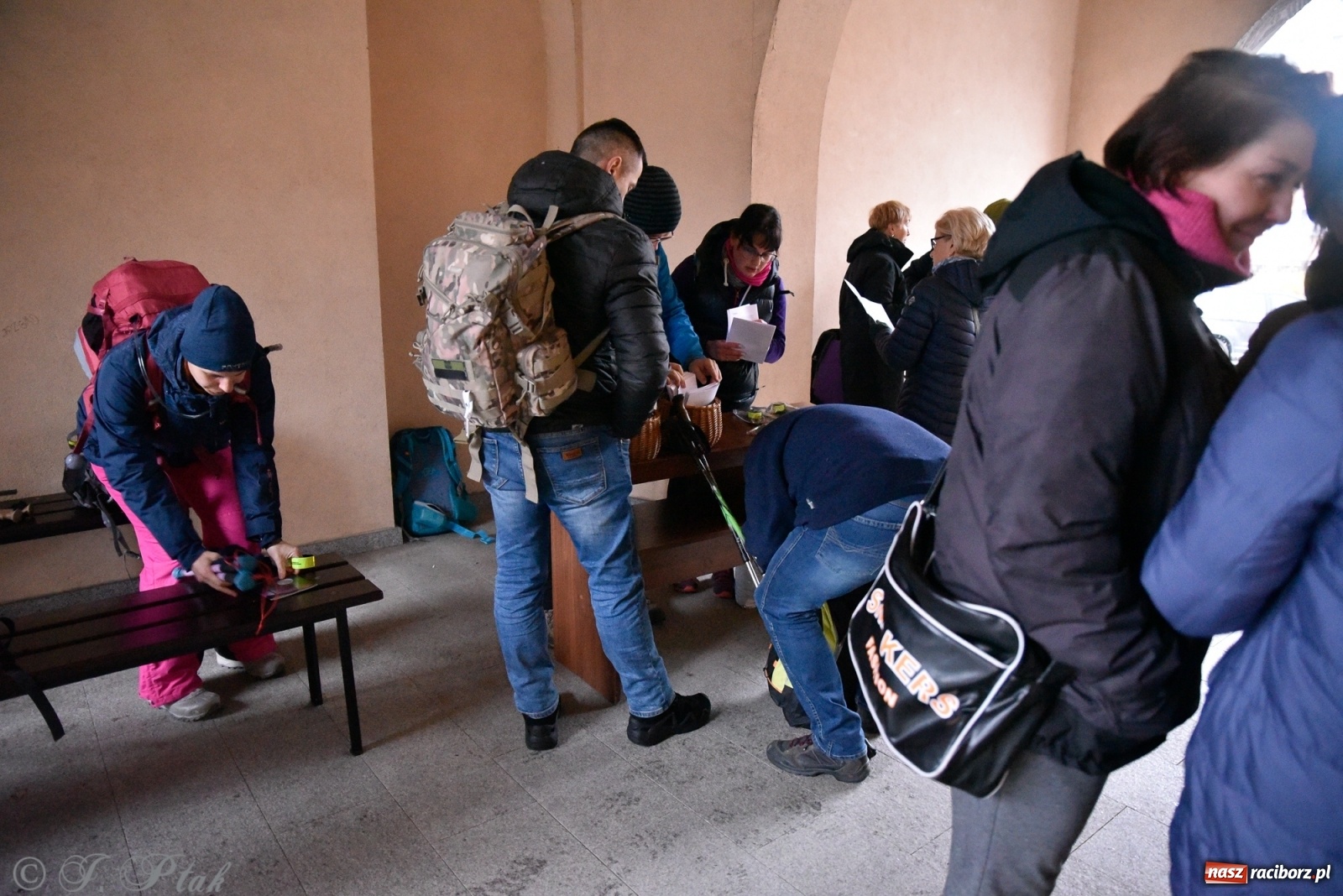 Zdjęcie w galerii na portalu naszraciborz.pl: Szacunek. Wierni z Raciborza wyruszyli na trasę Ekstremalnej Drogi Krzyżowej wiadomości z regionu