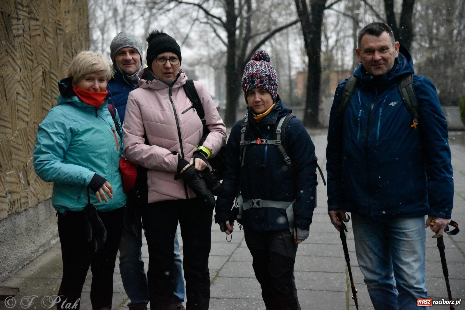 Zdjęcie w galerii na portalu naszraciborz.pl: Szacunek. Wierni z Raciborza wyruszyli na trasę Ekstremalnej Drogi Krzyżowej wiadomości z regionu