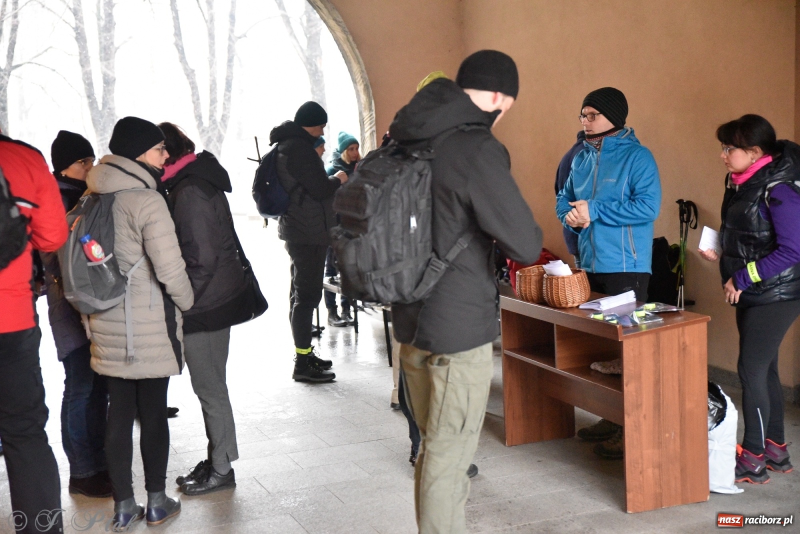 Zdjęcie w galerii na portalu naszraciborz.pl: Szacunek. Wierni z Raciborza wyruszyli na trasę Ekstremalnej Drogi Krzyżowej wiadomości z regionu