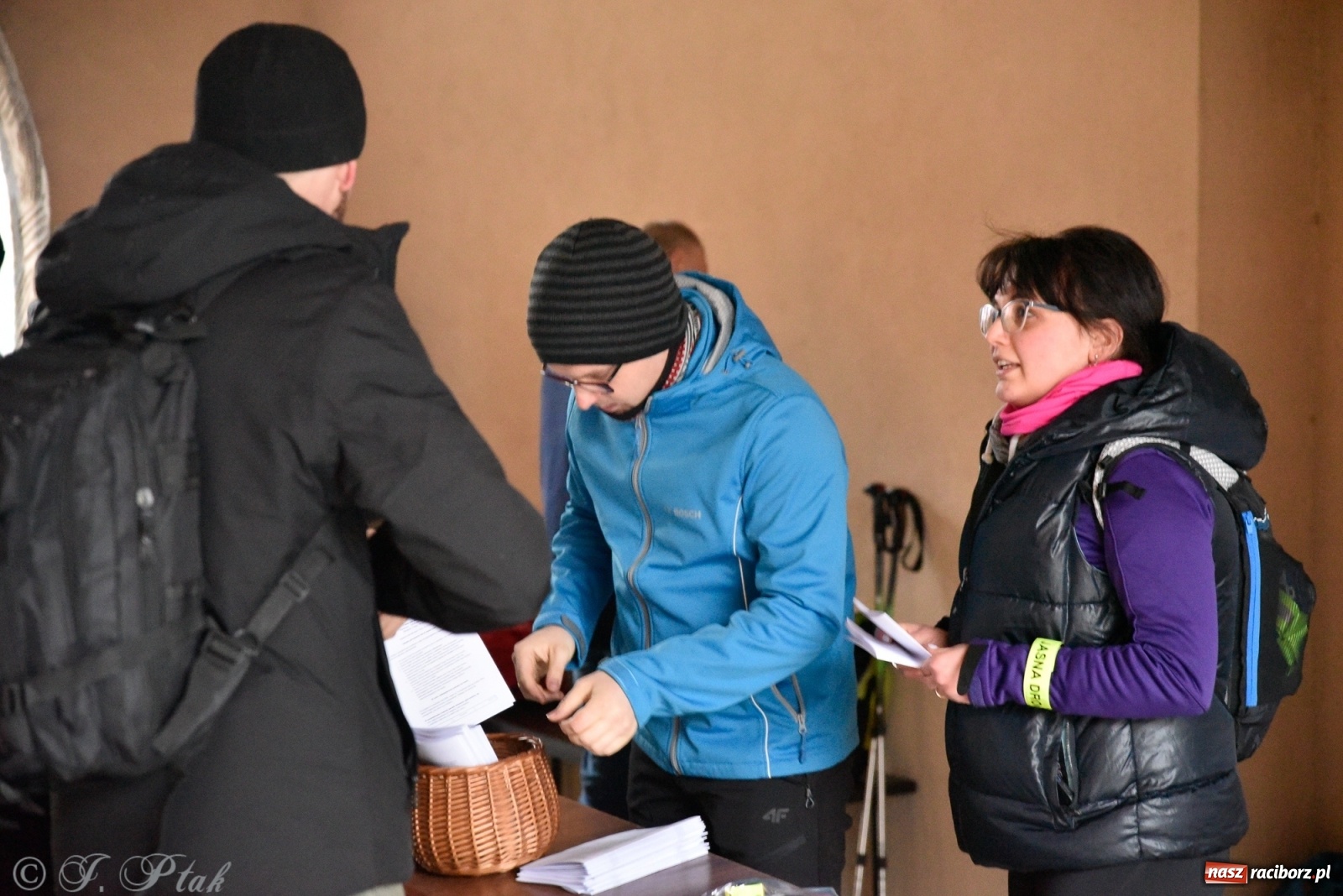 Zdjęcie w galerii na portalu naszraciborz.pl: Szacunek. Wierni z Raciborza wyruszyli na trasę Ekstremalnej Drogi Krzyżowej wiadomości z regionu