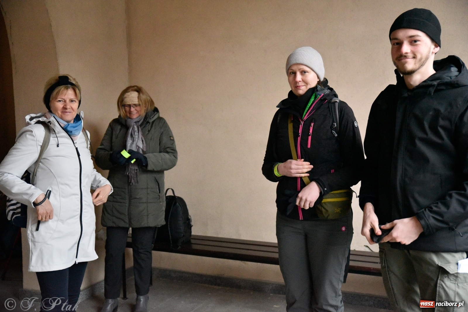 Zdjęcie w galerii na portalu naszraciborz.pl: Szacunek. Wierni z Raciborza wyruszyli na trasę Ekstremalnej Drogi Krzyżowej wiadomości z regionu