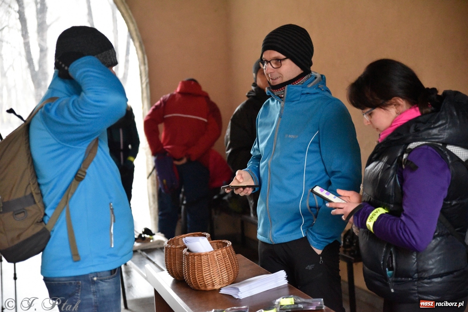 Zdjęcie w galerii na portalu naszraciborz.pl: Szacunek. Wierni z Raciborza wyruszyli na trasę Ekstremalnej Drogi Krzyżowej wiadomości z regionu