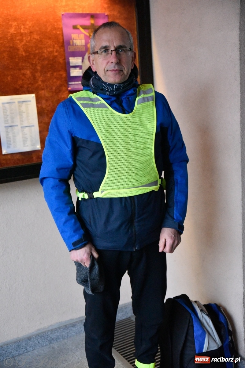 Zdjęcie w galerii na portalu naszraciborz.pl: Szacunek. Wierni z Raciborza wyruszyli na trasę Ekstremalnej Drogi Krzyżowej wiadomości z regionu