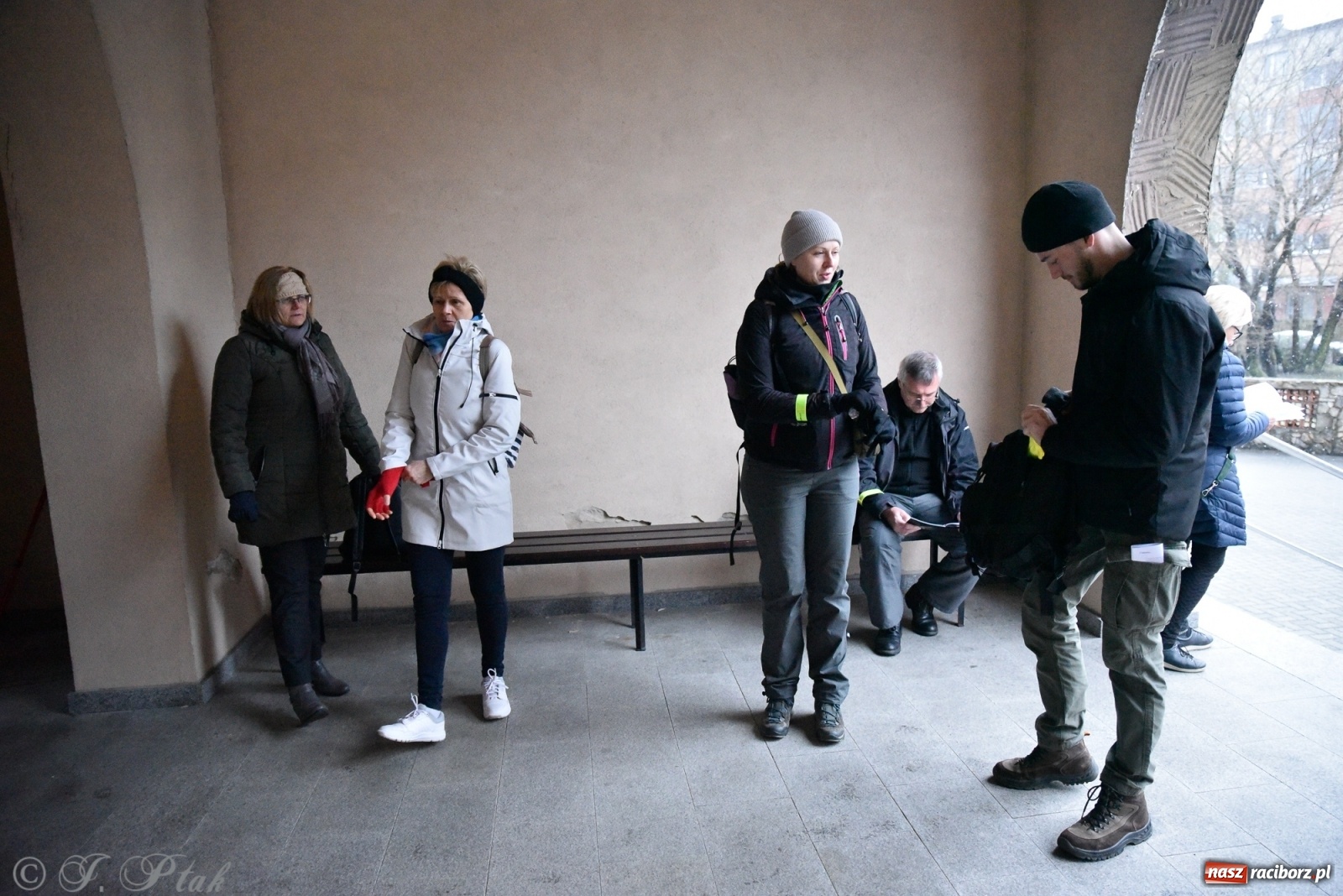 Zdjęcie w galerii na portalu naszraciborz.pl: Szacunek. Wierni z Raciborza wyruszyli na trasę Ekstremalnej Drogi Krzyżowej wiadomości z regionu