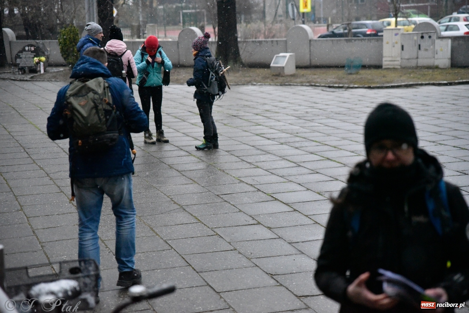 Zdjęcie w galerii na portalu naszraciborz.pl: Szacunek. Wierni z Raciborza wyruszyli na trasę Ekstremalnej Drogi Krzyżowej wiadomości z regionu