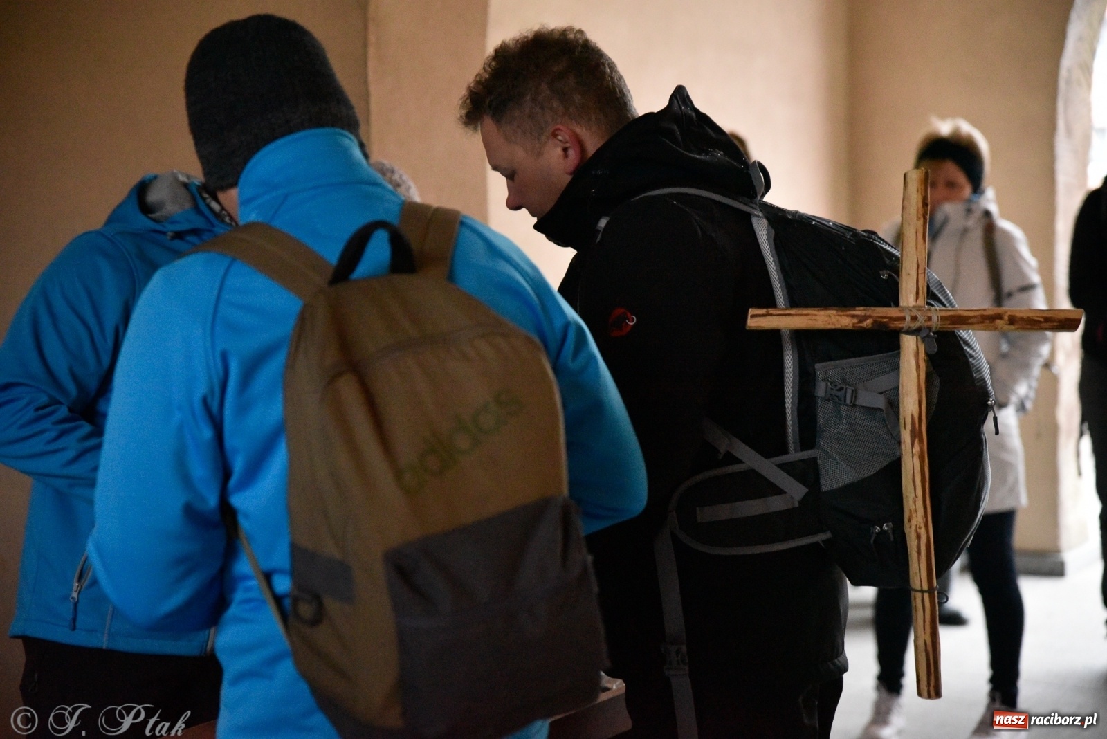 Zdjęcie w galerii na portalu naszraciborz.pl: Szacunek. Wierni z Raciborza wyruszyli na trasę Ekstremalnej Drogi Krzyżowej wiadomości z regionu