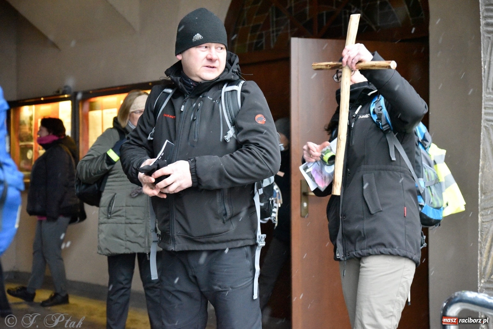 Zdjęcie w galerii na portalu naszraciborz.pl: Szacunek. Wierni z Raciborza wyruszyli na trasę Ekstremalnej Drogi Krzyżowej wiadomości z regionu