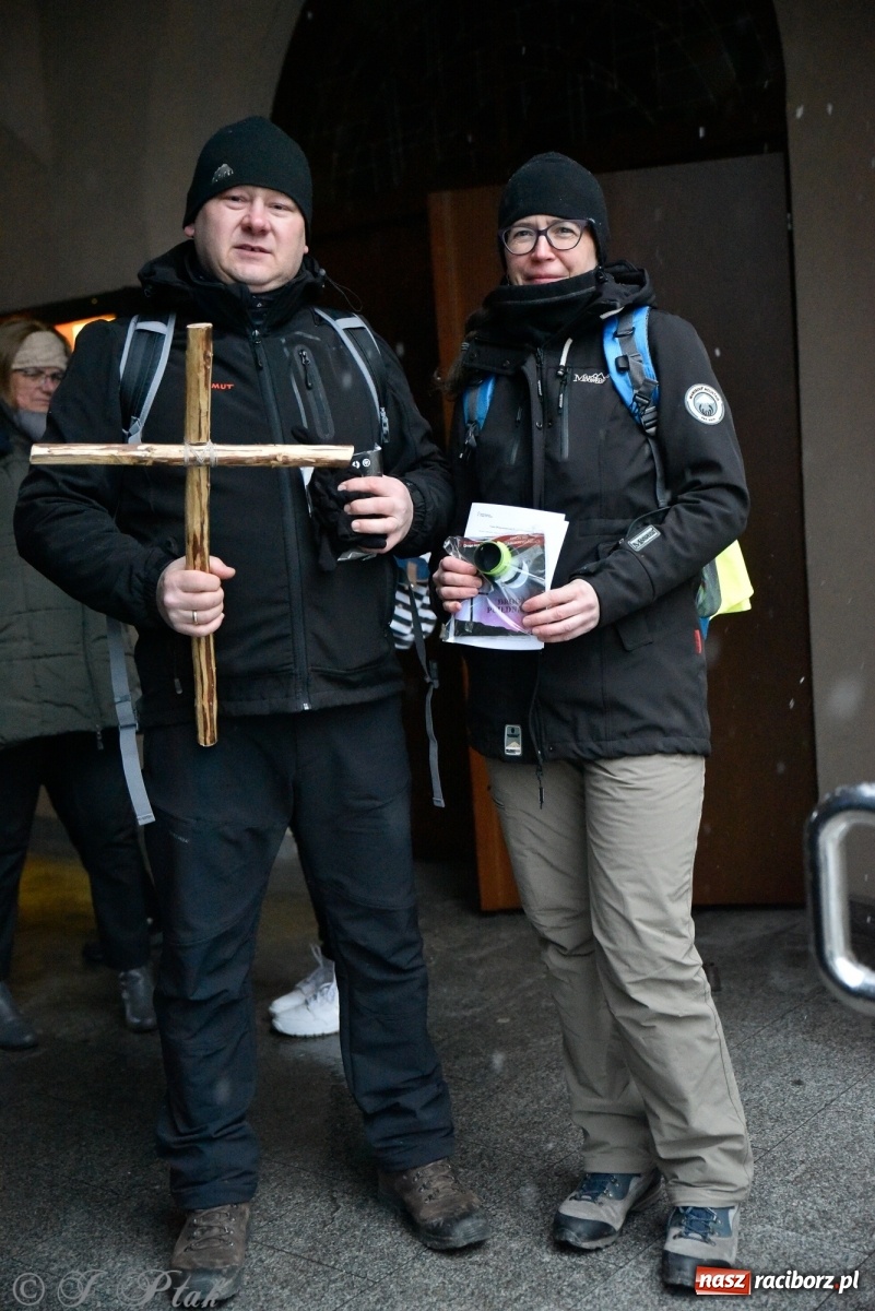Zdjęcie w galerii na portalu naszraciborz.pl: Szacunek. Wierni z Raciborza wyruszyli na trasę Ekstremalnej Drogi Krzyżowej wiadomości z regionu