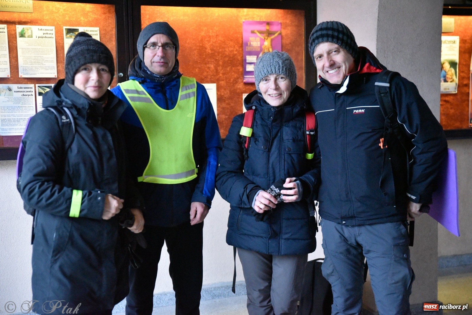 Zdjęcie w galerii na portalu naszraciborz.pl: Szacunek. Wierni z Raciborza wyruszyli na trasę Ekstremalnej Drogi Krzyżowej wiadomości z regionu