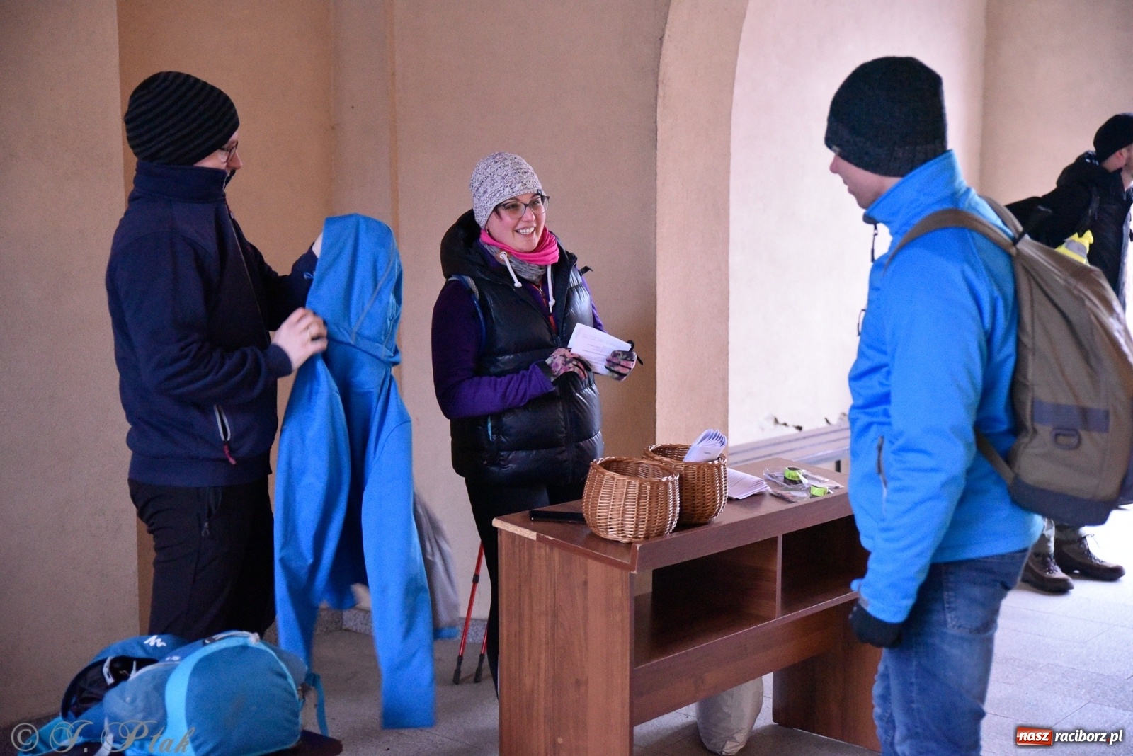 Zdjęcie w galerii na portalu naszraciborz.pl: Szacunek. Wierni z Raciborza wyruszyli na trasę Ekstremalnej Drogi Krzyżowej wiadomości z regionu