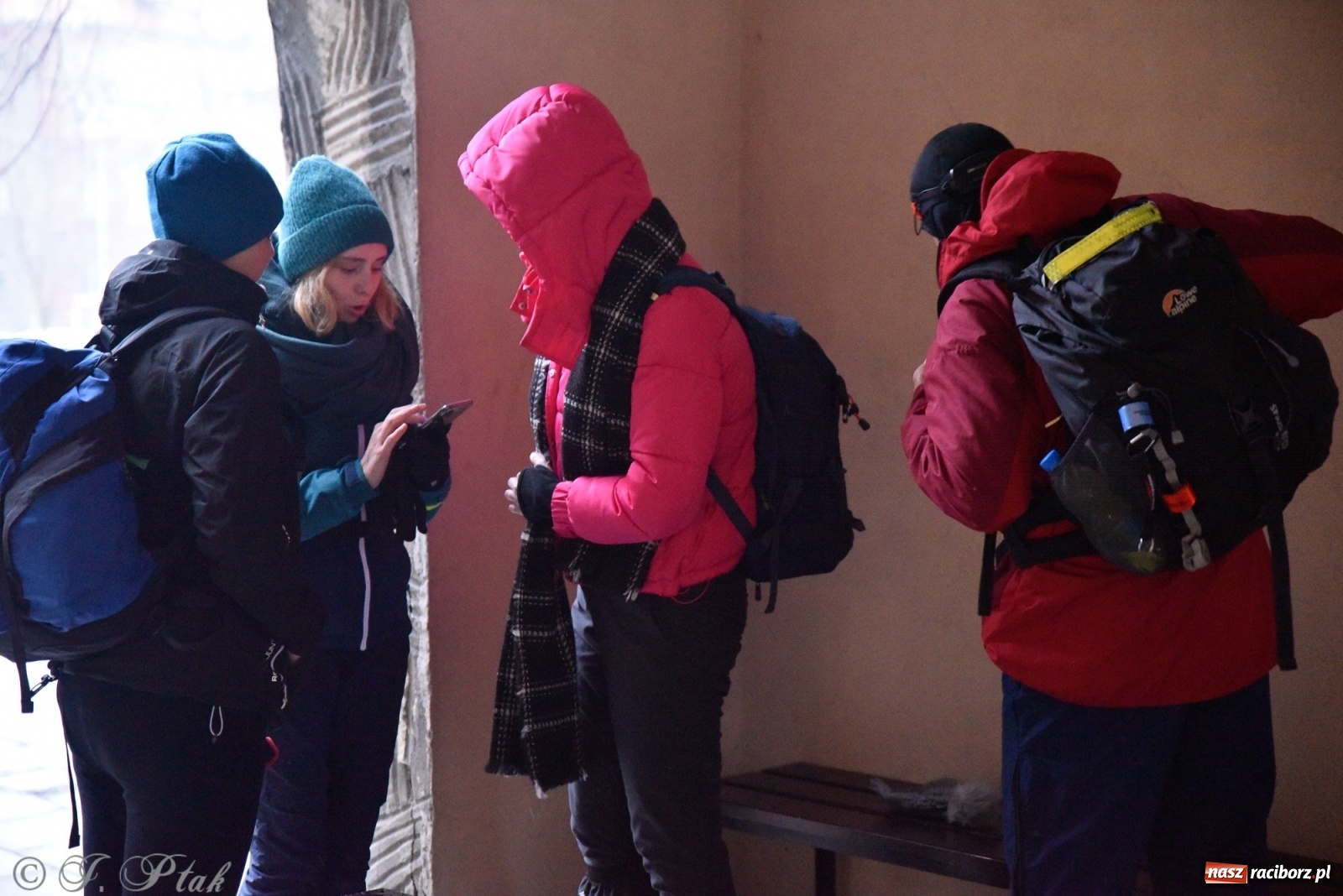 Zdjęcie w galerii na portalu naszraciborz.pl: Szacunek. Wierni z Raciborza wyruszyli na trasę Ekstremalnej Drogi Krzyżowej wiadomości z regionu