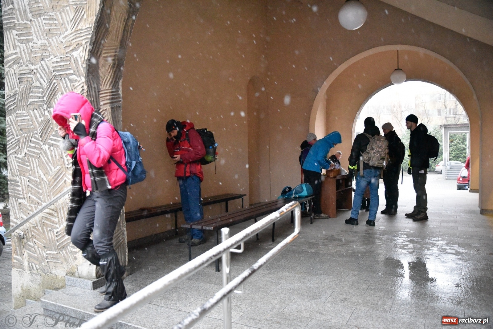 Zdjęcie w galerii na portalu naszraciborz.pl: Szacunek. Wierni z Raciborza wyruszyli na trasę Ekstremalnej Drogi Krzyżowej wiadomości z regionu